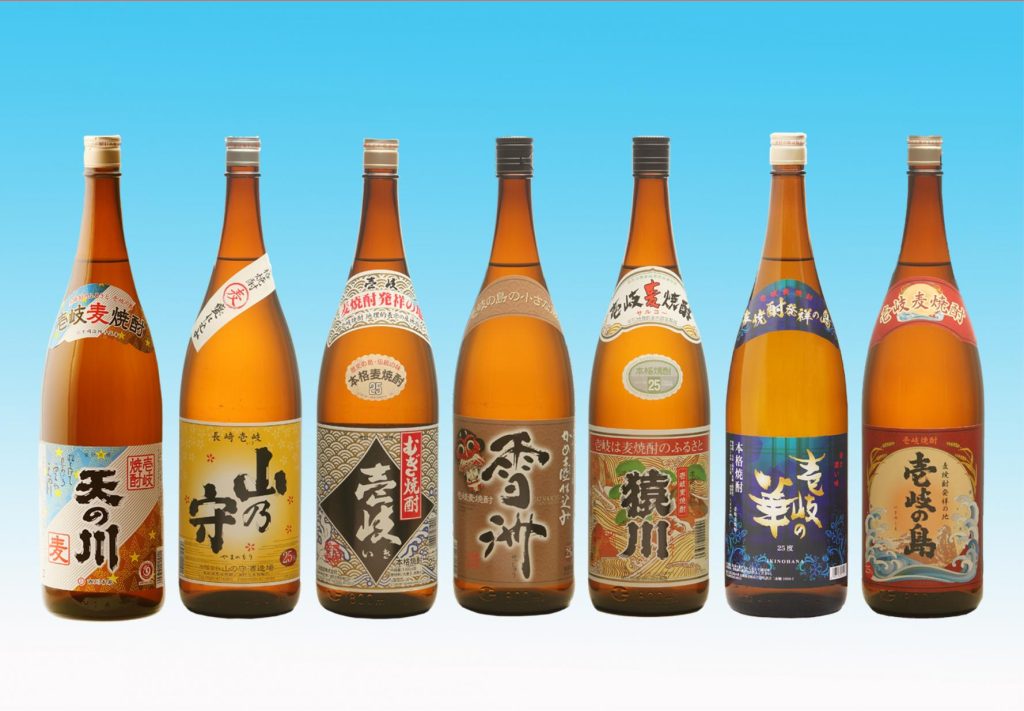 様々な麦焼酎のボトル