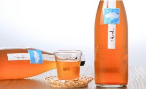 鶴梅すっぱいのボトルとグラス